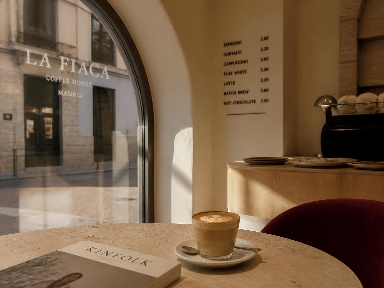 Interior cálido de una cafetería de especialidad en Madrid